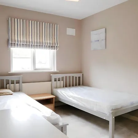 Central City Twin Room, Sophisticated House For Rent In *