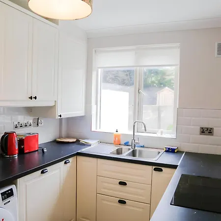 Central City Twin Room, Sophisticated House For Rent In *