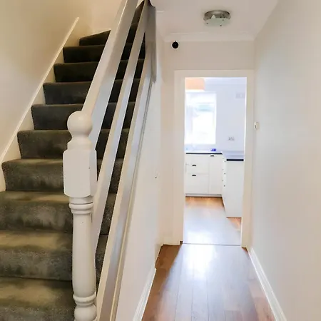 Central City Twin Room, Sophisticated House For Rent In *