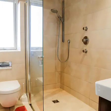 Central City Twin Room, Sophisticated House For Rent In