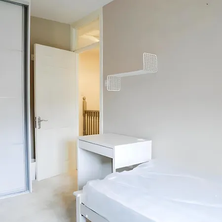 Central City Twin Room, Sophisticated House For Rent In *